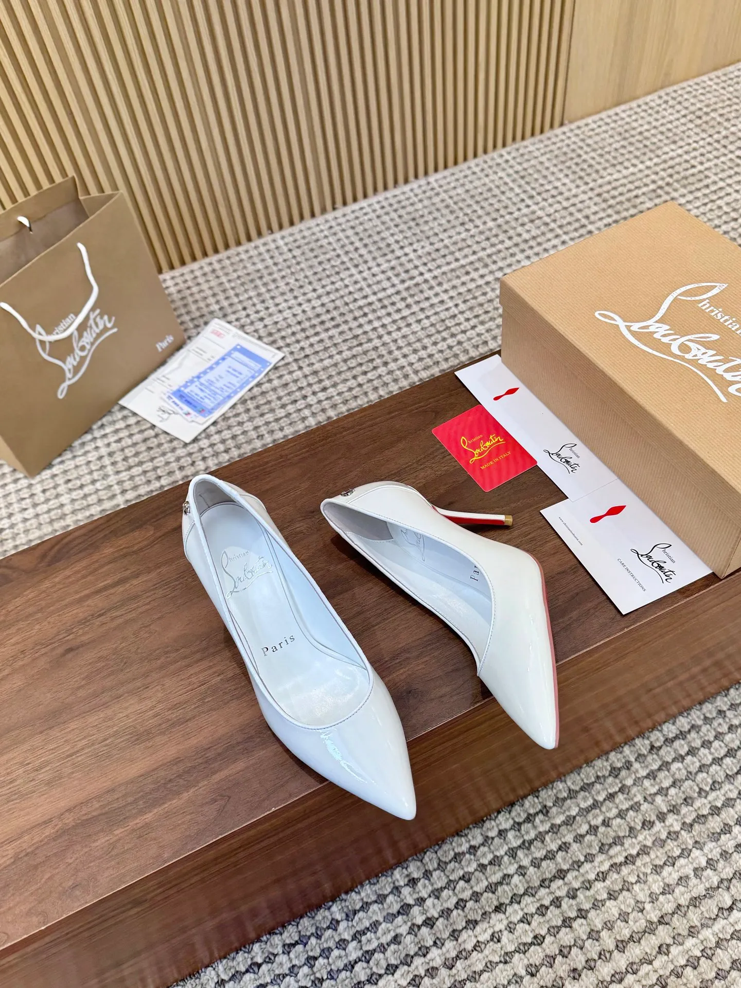 👟👟Ex-factory price 480👟👟 Genuine leather sole +40 Year-round shipment💝Christian Louboutin CL👠 "Patent Leather Hemming Craft Series" Noble and luxurious, real blingbling👟👟 Real materials, all customized by the pattern maker, and the materials are made of original customized materials to achieve the taste of the original 5 color options💍Upper: Imported👉cow patent leather💪 Lining: Sheepskin foot pad/lining Size: 34-40.41.42 Heel height: two options: 10.5cm and 8.5cm